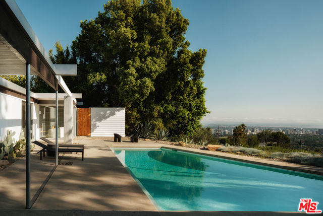 1705 Summitridge Drive, Beverly Hills CA: https://media.crmls.org/mediaz/760fc5d2-6d17-4f65-9f6e-e2199446f223.jpg