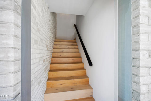 1932 1/4 Hillhurst Avenue, Los Angeles CA: https://media.crmls.org/mediaz/7610a9f8-9118-4c69-89b1-3d2f97de8a5a.jpg