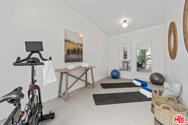 722 N La Jolla Avenue, Los Angeles CA: https://media.crmls.org/mediaz/7610d8a6-ba70-44f8-9afe-cd902a301402.jpg