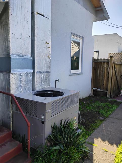 2621 66th Avenue, Oakland CA: https://media.crmls.org/mediaz/761291d0-9bd0-43f8-965b-8be8c9e1986e.jpg