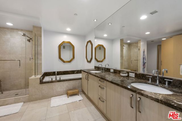 13650 Marina Pointe Drive, Marina del Rey CA: https://media.crmls.org/mediaz/761308d1-d7e1-4509-ab34-f23d1e43cc28.jpg