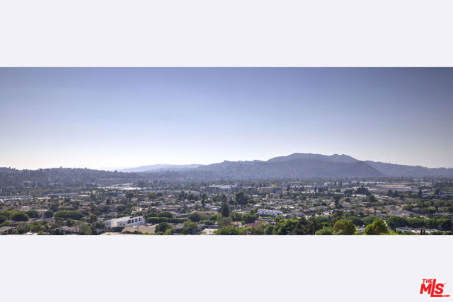 2391 Yorkshire Drive, Los Angeles CA: https://media.crmls.org/mediaz/7613e92d-4fa8-426a-88e8-67bf851f91b2.jpg
