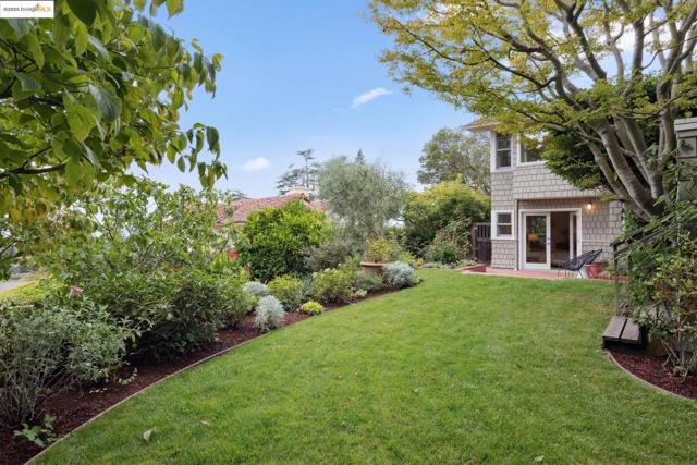 64 Crest Rd, Piedmont CA: https://media.crmls.org/mediaz/7614ee0e-fc93-4298-a9ae-48d78a85874f.jpg