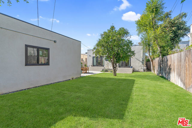 1280 S Sycamore Avenue, Los Angeles CA: https://media.crmls.org/mediaz/76160c66-10b6-47fc-a692-04be072666ae.jpg