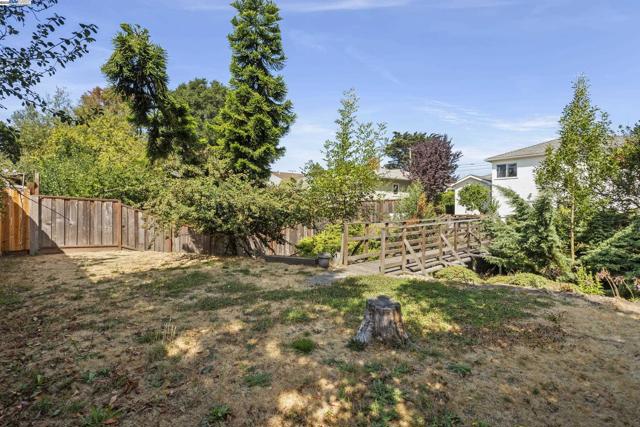 1458 Cedar St, Berkeley CA: https://media.crmls.org/mediaz/7616a37b-821e-4265-baca-2801893c638a.jpg