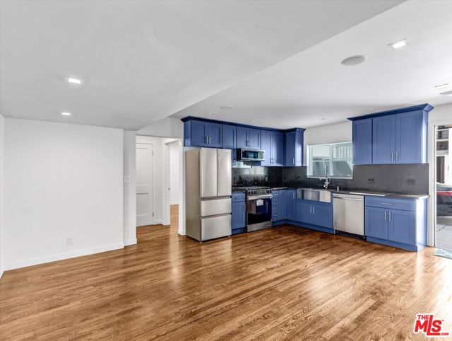 754 N Croft Avenue, Los Angeles CA: https://media.crmls.org/mediaz/76176c12-d5c5-4cec-b44c-1f054e5e63c3.jpg