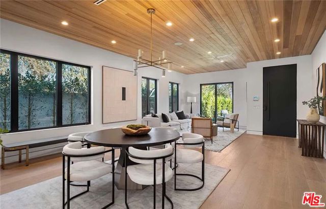 4453 Gentry Avenue, Valley Village CA: https://media.crmls.org/mediaz/7617feed-86c6-458e-a7f9-6fdad94a3558.jpg