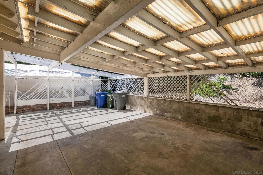 https://media.crmls.org/mediaz/761949bf-4021-43e8-9245-e0dbb72cd8d4.jpg?preset=X-Large