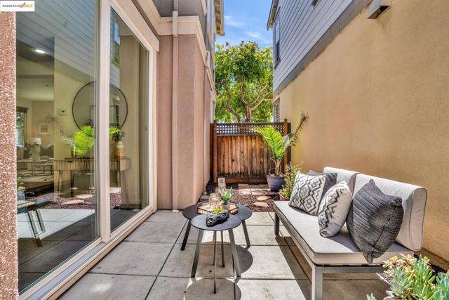1623 Fortmann Way, Alameda CA: https://media.crmls.org/mediaz/761a8fbe-2e80-412c-973e-78622d321d93.jpg
