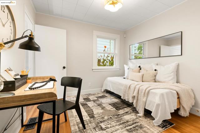 2941 Madeline St, Oakland CA: https://media.crmls.org/mediaz/761bc101-77a2-45a0-abf0-91d3e3f6de0e.jpg