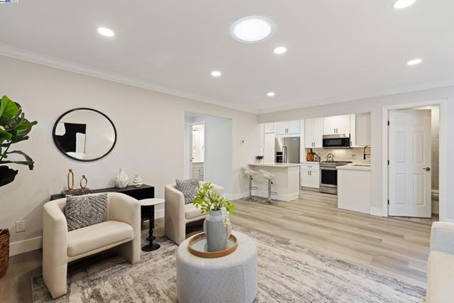 1692 Maryland St, Redwood City CA: https://media.crmls.org/mediaz/761bd9b4-340f-4eb9-ab7a-2fda9b301033.jpg