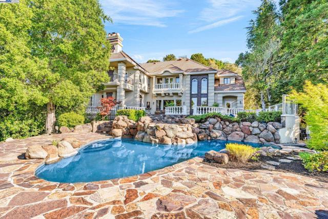 219 Valley Oaks Dr, Alamo CA: https://media.crmls.org/mediaz/761c958b-d831-4622-8544-54cbf8e17a59.jpg
