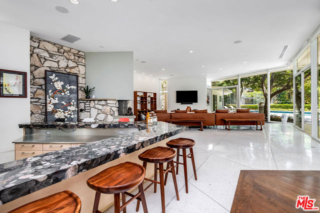 1010 N Rexford Drive, Beverly Hills CA: https://media.crmls.org/mediaz/761e3e8c-d529-4f81-b92e-ac7a49bd92f4.jpg