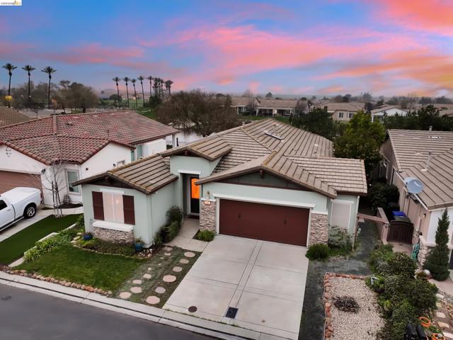 342 Desert Forest Ct, Rio Vista CA: https://media.crmls.org/mediaz/761f9891-ff14-4f65-815c-b78c401fc3a0.jpg