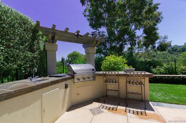 2537 Carriagedale Row, La Jolla CA: https://media.crmls.org/mediaz/76204e72-d8a2-4d34-99bc-60d69ec36c0c.jpg