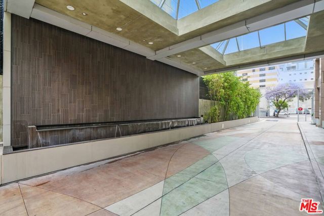 801 S Grand Avenue, Los Angeles CA: https://media.crmls.org/mediaz/76205577-664c-4c68-96b3-48c90fcbb874.jpg
