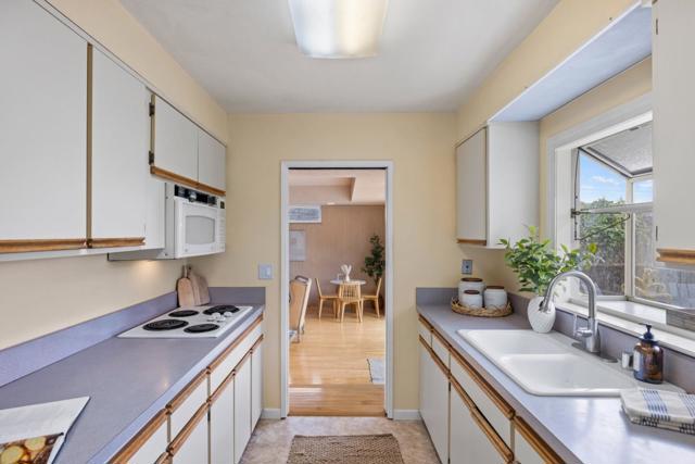 2061 Marsala Circle, Monterey CA: https://media.crmls.org/mediaz/76208f8e-c136-45c3-828b-89212d6bccca.jpg