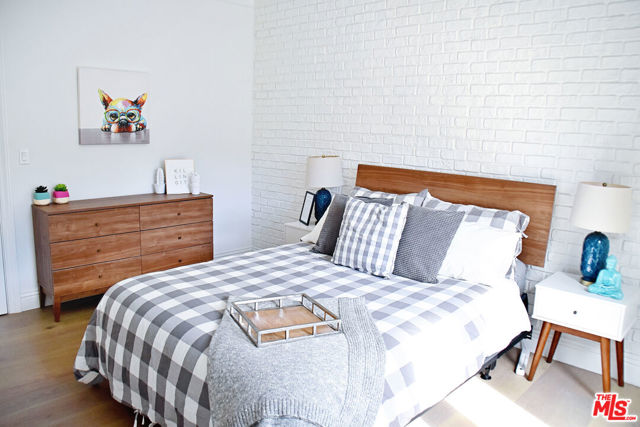 135 1/2 N Harper Avenue, Los Angeles CA: https://media.crmls.org/mediaz/762160d6-46ab-4b94-9147-72fdb014a48b.jpg