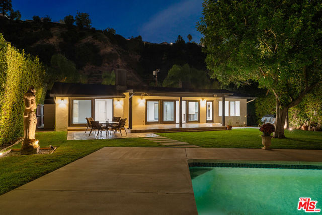 3761 Sheridge Drive, Sherman Oaks CA: https://media.crmls.org/mediaz/76216faa-6a85-4c5c-84a5-53f1c0a5ee87.jpg