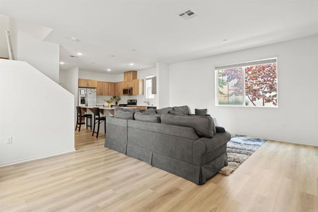 5212 Beachfront, San Diego CA: https://media.crmls.org/mediaz/76219b82-76ed-408f-b10a-d3323b1ad574.jpg