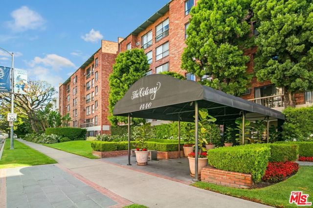 1440 Veteran Avenue, Los Angeles CA: https://media.crmls.org/mediaz/7621a42a-4e2d-4ca5-bb2d-013c10518c58.jpg