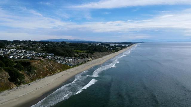 753 The Shoreline, La Selva Beach CA: https://media.crmls.org/mediaz/7621f701-4288-4e8b-8d28-02a8389d9d54.jpg