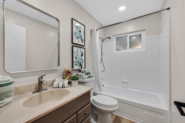 35629 Dee Pl, Fremont CA: https://media.crmls.org/mediaz/7622320f-07e5-4db5-8382-0290a116c179.jpg
