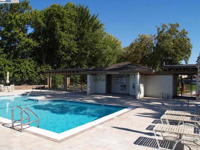 727 Paradise Valley Ct, Danville CA: https://media.crmls.org/mediaz/76224ad3-83ee-43f5-a7ad-bc9ccf503984.jpg
