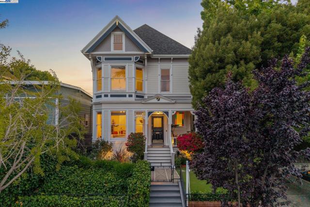 1709 Myrtle St, Oakland CA: https://media.crmls.org/mediaz/762250e9-b92a-4c68-ae60-e3494adb8eb4.jpg
