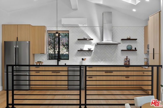 2603 Crestmoore Place, Los Angeles CA: https://media.crmls.org/mediaz/762312f3-7237-4e20-9632-38a200fd11df.jpg