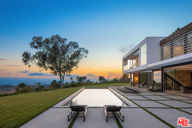 5601 Kanan Dume Road, Malibu CA: https://media.crmls.org/mediaz/76231f88-e10a-4290-935e-7b61d01ccbf7.jpg