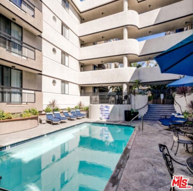 740 S Burnside Avenue, Los Angeles CA: https://media.crmls.org/mediaz/762440fb-6463-4d29-82d8-2291ef0119bf.jpg