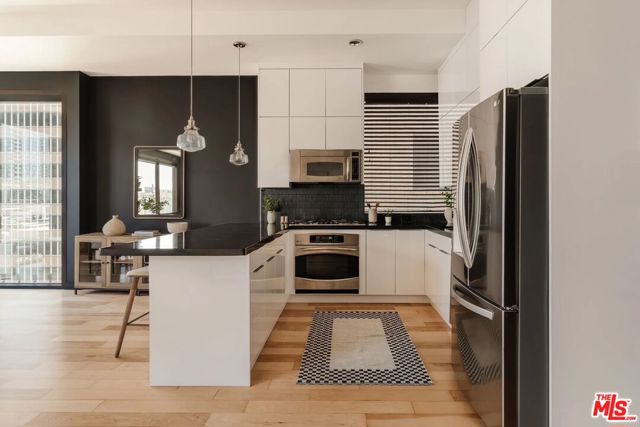 655 S Hope Street, Los Angeles CA: https://media.crmls.org/mediaz/76244c5e-c203-4495-8ee6-4f104200f583.jpg