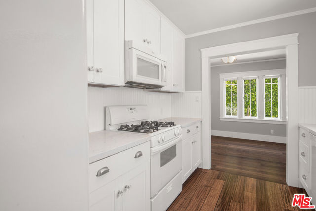 1047 9th Street, Santa Monica CA: https://media.crmls.org/mediaz/76246c95-8188-4c6d-b146-de796615207c.jpg