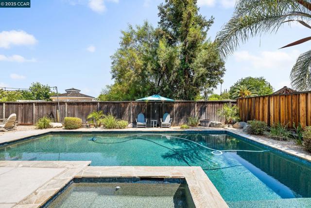 127 Sanford Ct, Brentwood CA: https://media.crmls.org/mediaz/762613f0-05d6-4e60-b028-5b542dc74caa.jpg