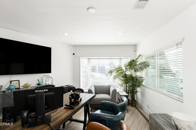 2516 Roosevelt Boulevard, Oxnard CA: https://media.crmls.org/mediaz/7626bc6a-1941-4935-8944-22640ae4e35a.jpg