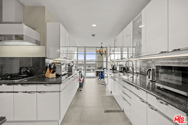 10380 Wilshire Boulevard, Los Angeles CA: https://media.crmls.org/mediaz/762b9e55-9cc8-4826-811a-ab8c4a79d2e2.jpg