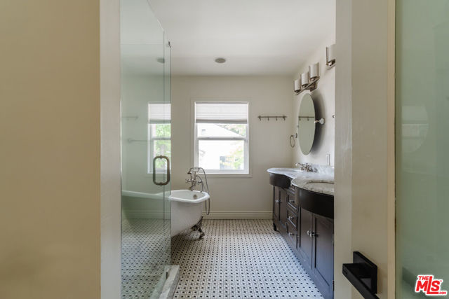 15514 Del Gado Drive, Sherman Oaks CA: https://media.crmls.org/mediaz/762bab79-8a7a-4ad4-b941-c3a8835aed6f.jpg