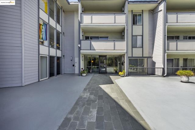 567 Oakland Ave., Oakland CA: https://media.crmls.org/mediaz/762bd001-6416-4111-9120-bffd34d341c7.jpg