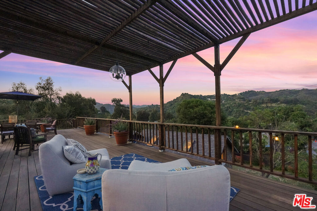 https://media.crmls.org/mediaz/762bda20-615a-4b3d-aa3c-ce0d9250d0ad.jpg?preset=X-Large