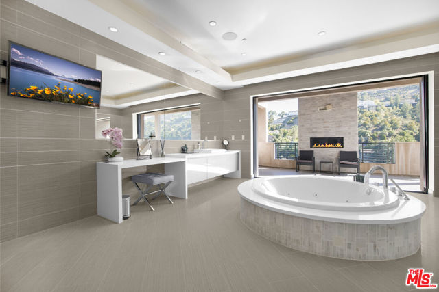 2501 Zorada Drive, Los Angeles CA: https://media.crmls.org/mediaz/762bed4a-309b-4242-9bb1-eb9a87ecd9f5.jpg