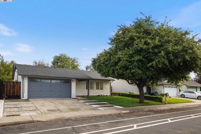 31314 San Andreas Dr, Union City CA: https://media.crmls.org/mediaz/762cd8bb-ef9e-4bd2-bac0-4dcee1fca3c1.jpg