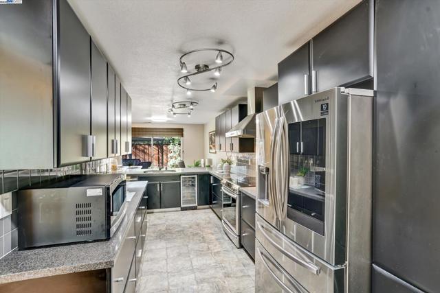 30 San Vicente Ct, Danville CA: https://media.crmls.org/mediaz/762d92e4-ca7a-418d-9c96-d8e18214afd9.jpg