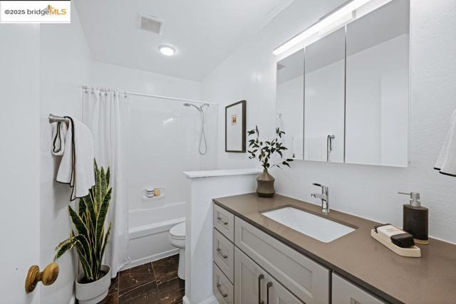 250 Whitmore St, Oakland CA: https://media.crmls.org/mediaz/762f6c86-8e5e-4cb0-8906-6bef844691eb.jpg