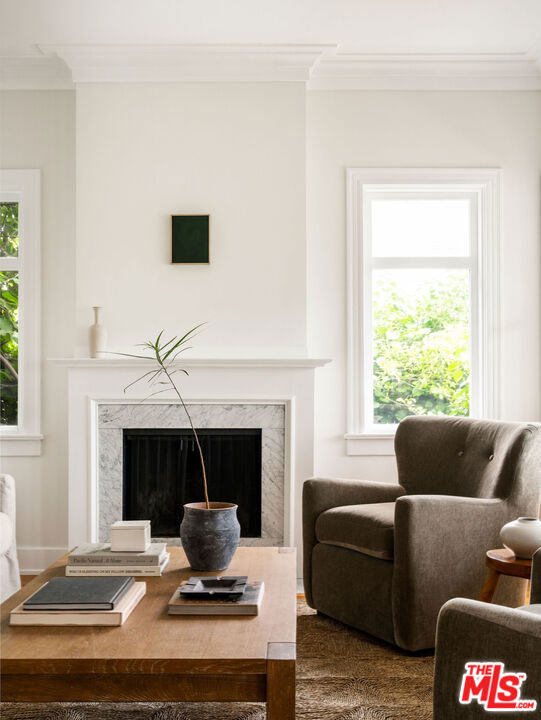 1402 N Benton Way, Los Angeles CA: https://media.crmls.org/mediaz/7630d821-ae02-4326-9165-a71087d2f072.jpg
