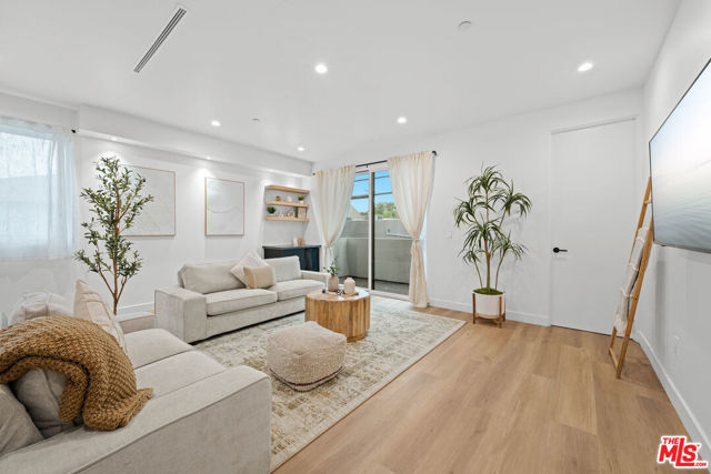 841 N Mccadden Pl, Los Angeles CA: https://media.crmls.org/mediaz/76313b72-8380-4eee-a9ae-f11210624dd4.jpg