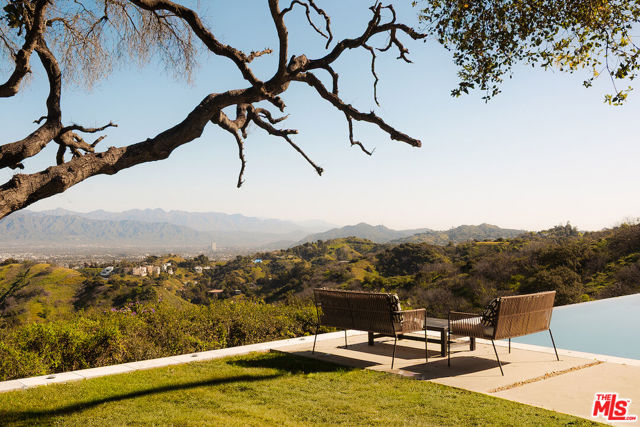 13331 Mulholland Drive, Beverly Hills CA: https://media.crmls.org/mediaz/76316707-d4d5-49c8-90af-a51c8f1fc690.jpg