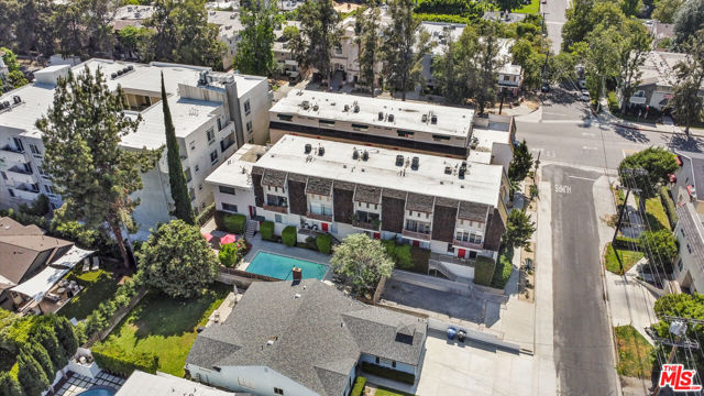 4660 Coldwater Canyon Avenue, Studio City CA: https://media.crmls.org/mediaz/76330c91-7120-45a5-ba33-4466b230a205.jpg
