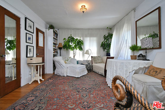 224 Horizon Avenue, Venice CA: https://media.crmls.org/mediaz/76338d5e-9168-4cda-9ad0-2285496356ed.jpg