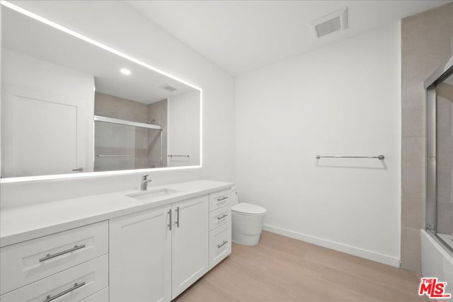 3977 Beverly Boulevard, Los Angeles CA: https://media.crmls.org/mediaz/7633e335-b9cf-4248-9ba6-4ff169239574.jpg